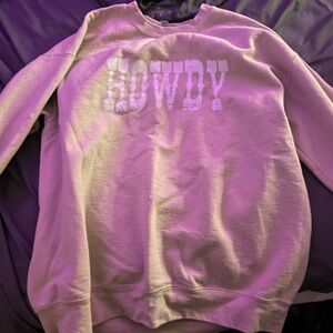 Gildan beige Crewneck Sweatshirt with "HOWDY" Chest Print